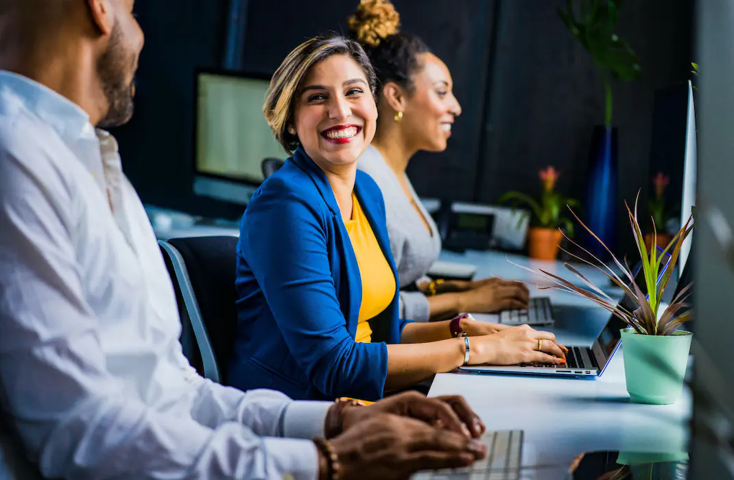 Como usar roupa colorida no trabalho