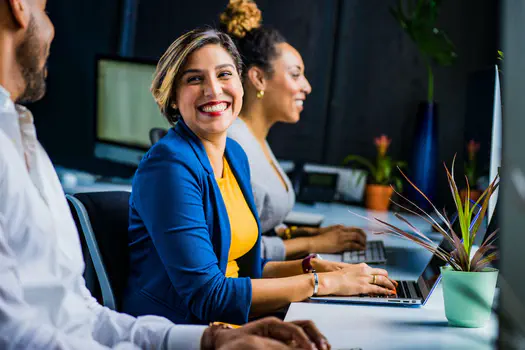 Como usar roupa colorida no trabalho