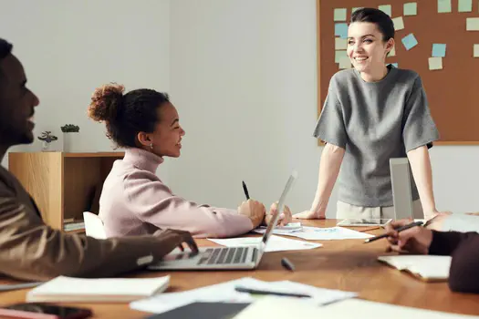 Descubra os 3 pilares para comunicar jovialidade com maturidade na sua imagem sem compras roupas novas