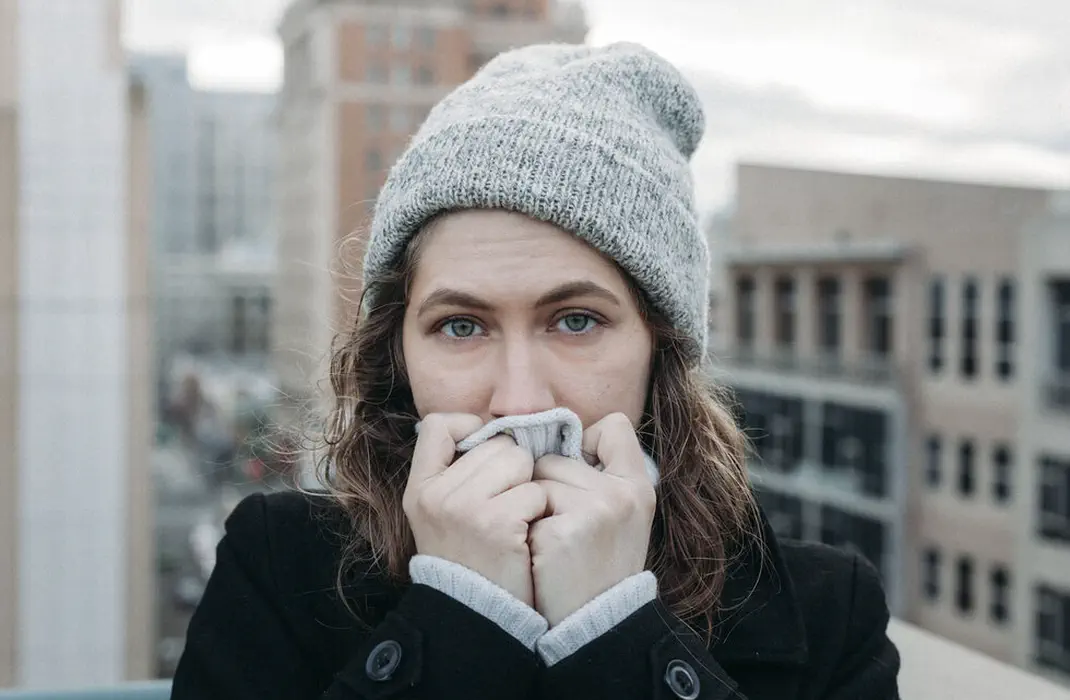 Por que você sente frio mesmo usando roupa de inverno?