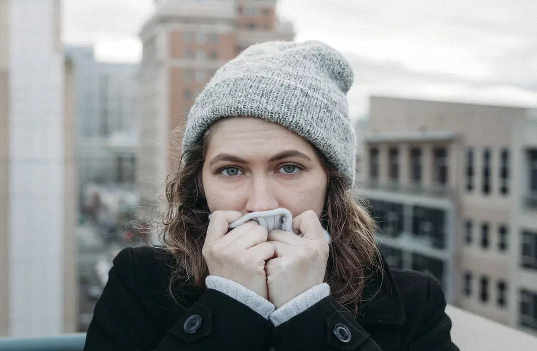 Por que você sente frio mesmo usando roupa de inverno?