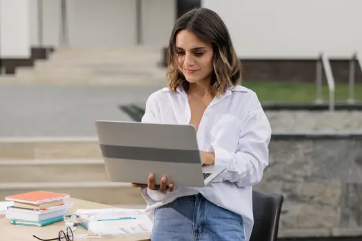 Posso trabalhar de tênis?