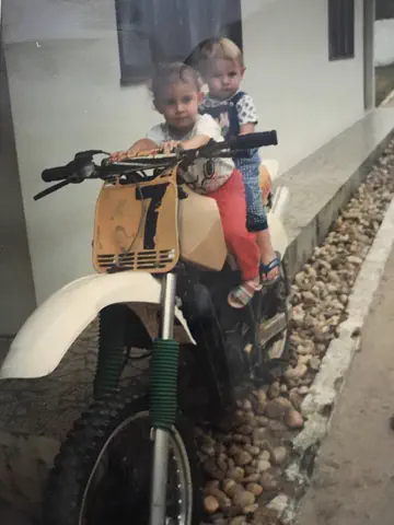 Desde criança na moto com o irmão